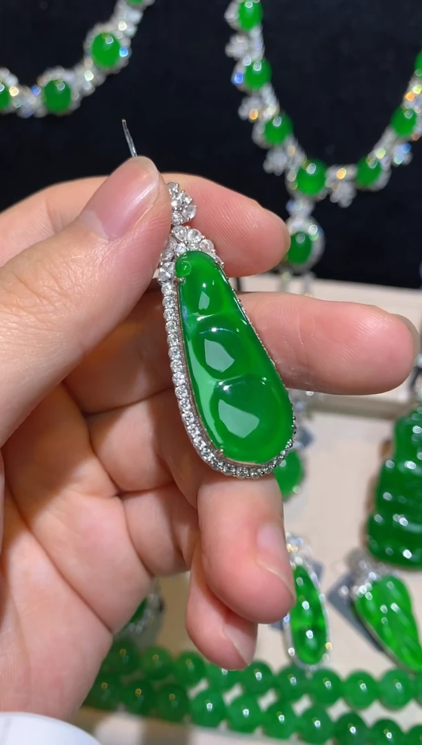 吊坠(赠链)18K金镶嵌翡翠翡翠吊坠