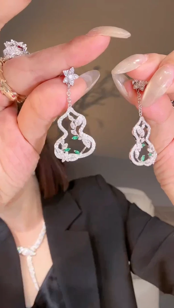 【闪购商品】钻石耳钉18K金镶嵌镂空花葫芦耳钉