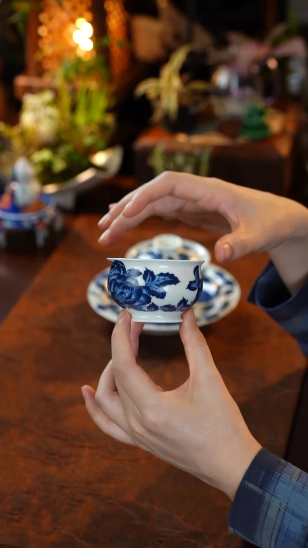 青花玫瑰花杯