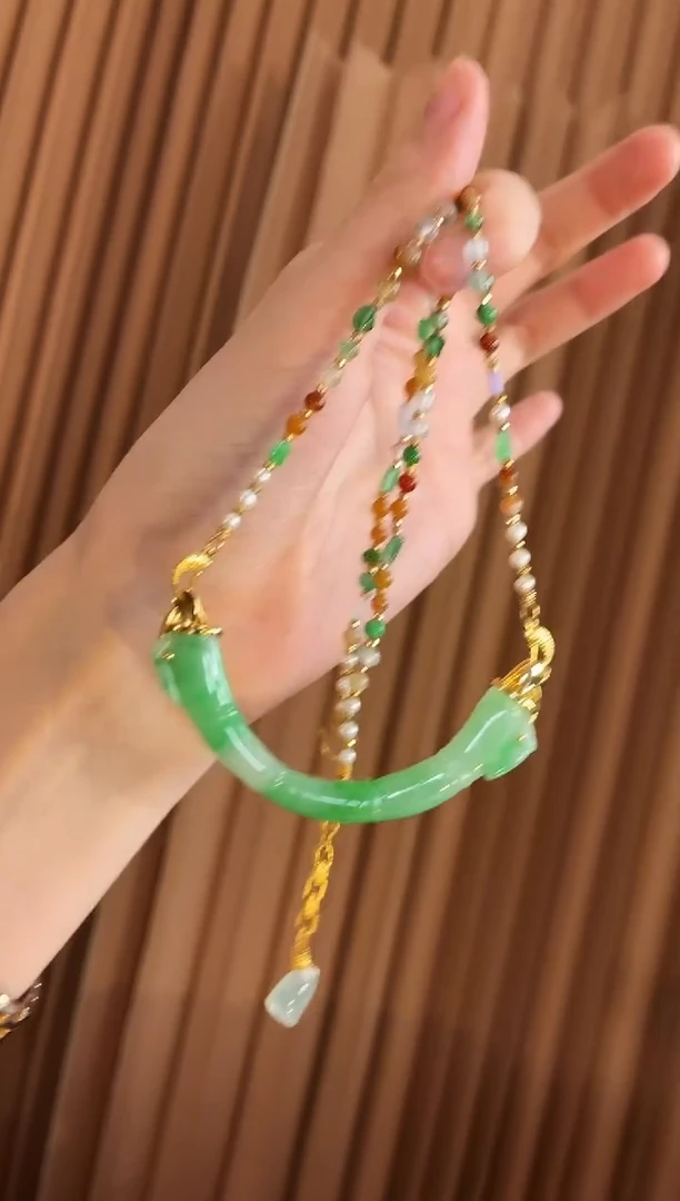 颈饰18K金镶嵌翡翠吊坠