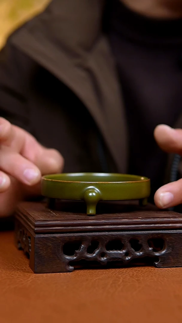 碟茶叶末小三足笔洗瑕