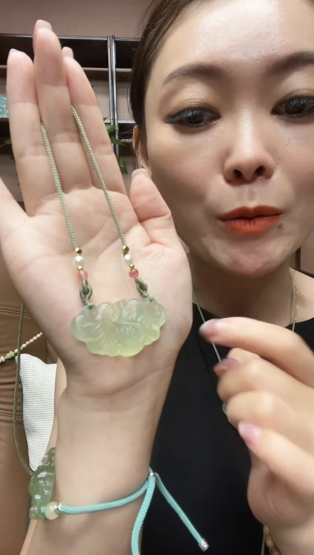 岫玉未镶嵌吊坠多样性发货发其中之一