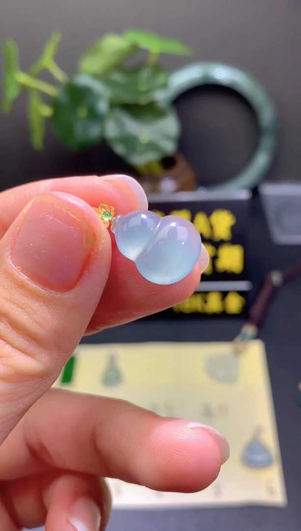 翡翠18K金镶嵌颈饰翡翠吊坠