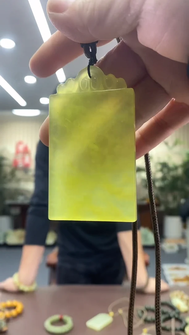 未镶嵌蛇纹石玉吊坠吊坠