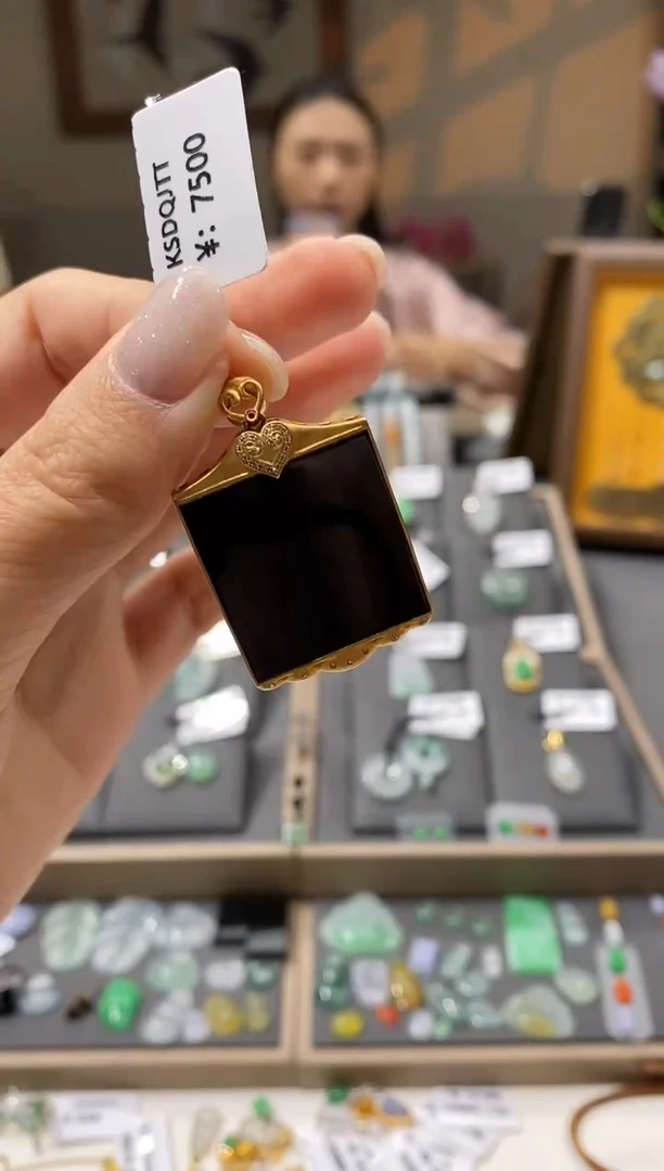 颈饰18K金镶嵌翡翠无事牌