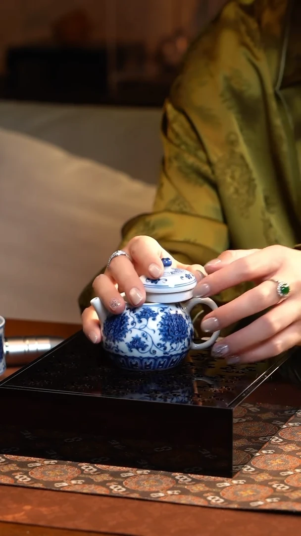 【闪购商品】L元煦窑青花西番莲小壶