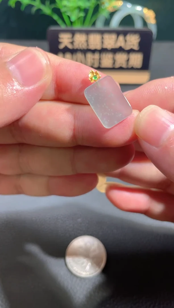 翡翠18K金镶嵌颈饰翡翠