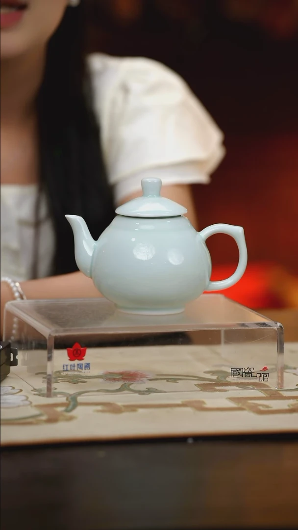 1个正价影青带盖飘逸壶(套)