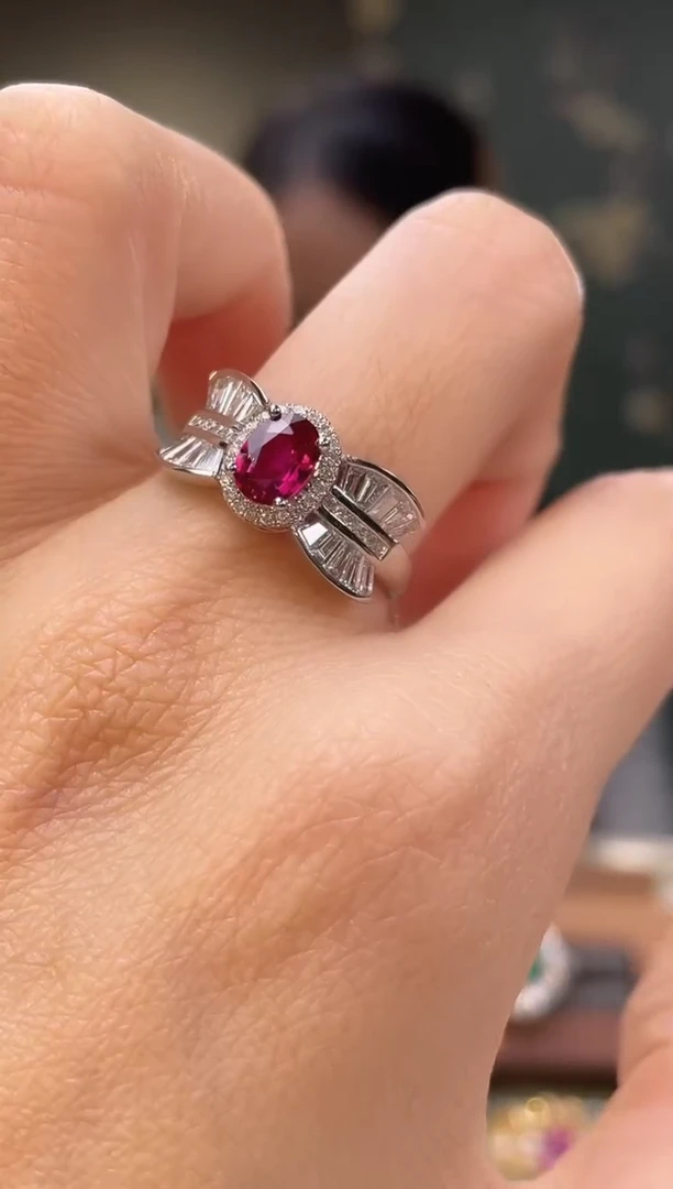 18K金镶嵌戒指红宝石鸽血红主石：0.68ct