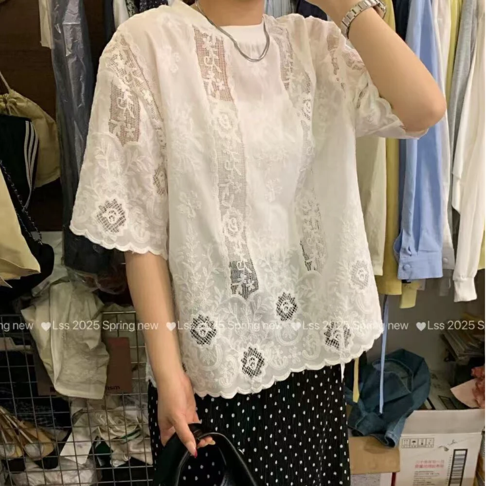 25033精致感满满的镂空蕾丝慵懒上衣