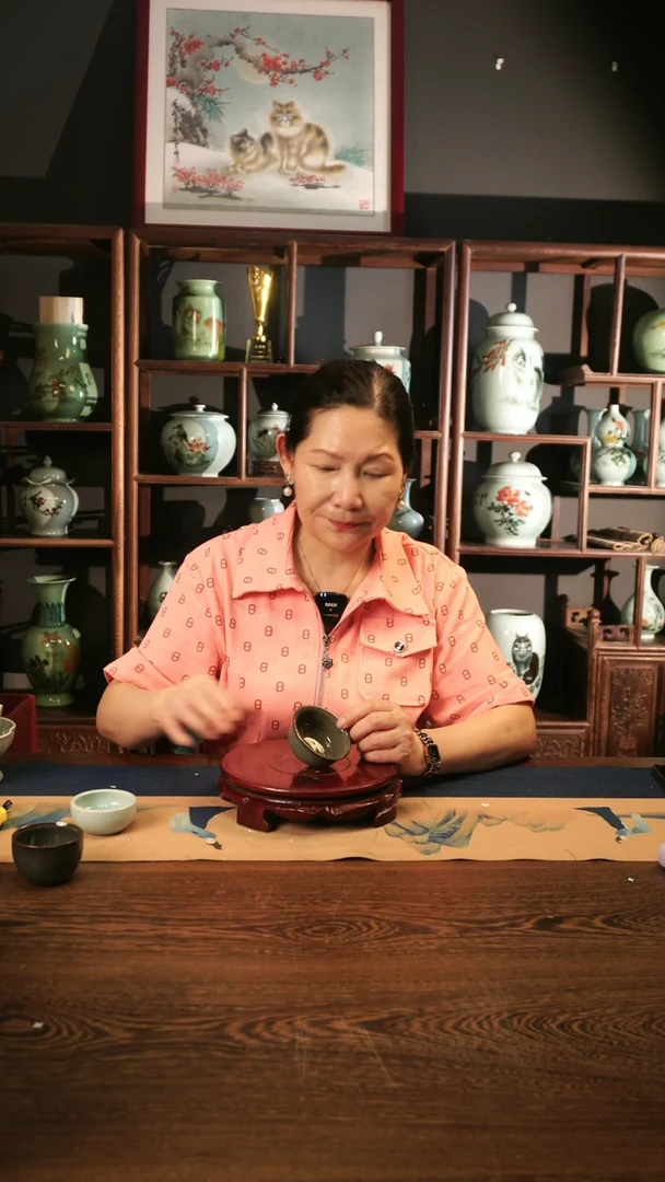 青瓷 哥窑 铁胎 撇口杯