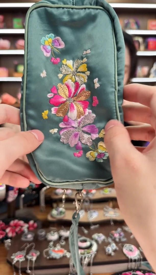 【闪购商品】织绣A20蒙阿苏苗绣传承