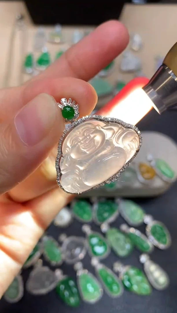 颈饰18K金镶嵌翡翠佛公【无服务费