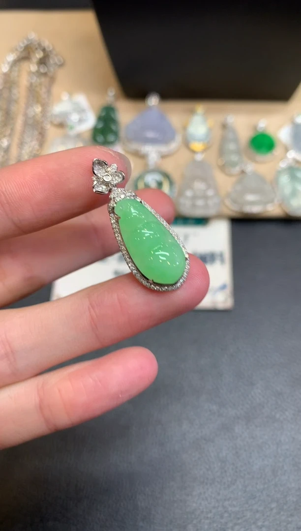 【闪购商品】翡翠颈饰18K金镶嵌福豆【无服务费】