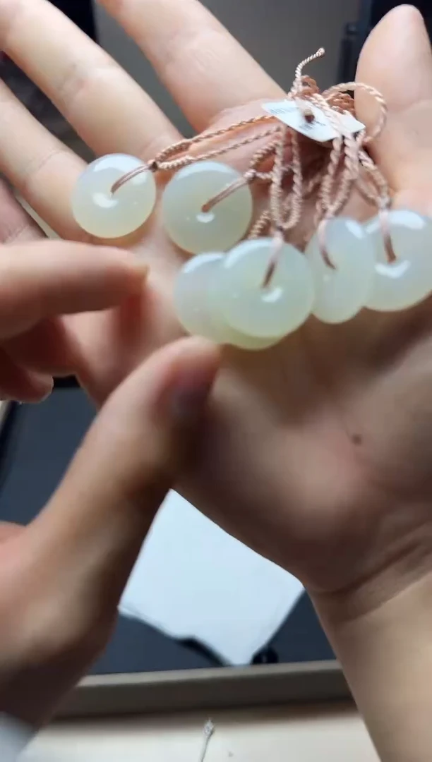 和田玉未镶嵌颈饰吊坠多样性发其一