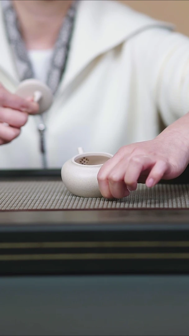 茶壶紫砂半手白玉段扁晨