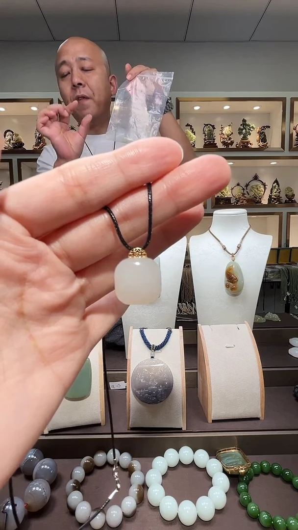 和田玉18K金镶嵌颈饰苏