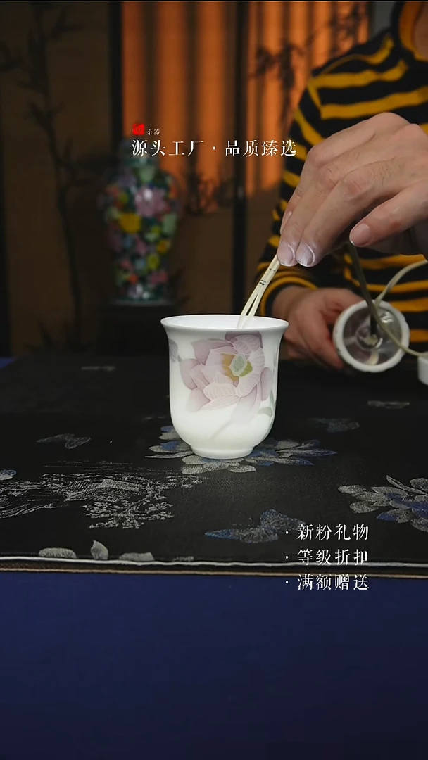 陶瓷微瑕手绘款紫色荷花手握杯高白泥150CC
