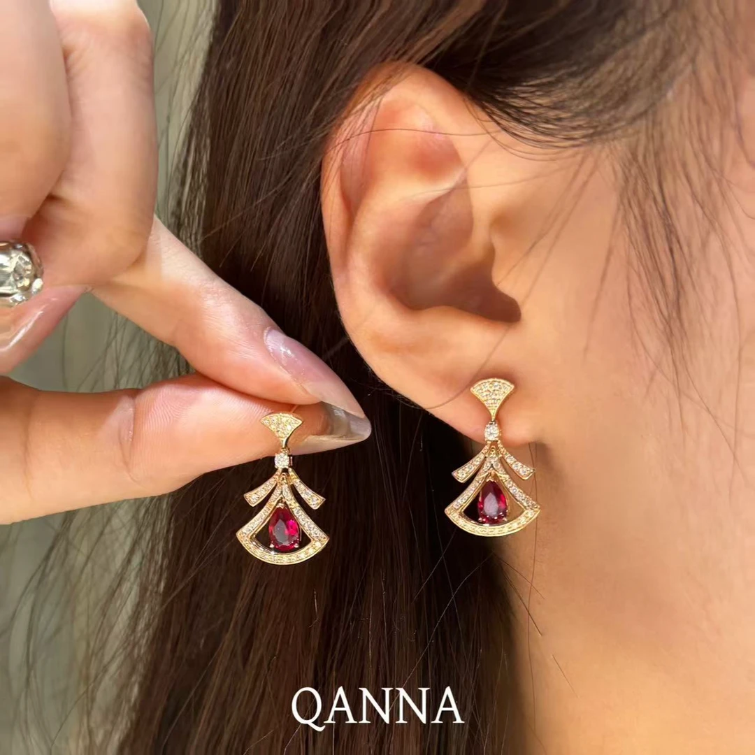 QANNA【大号红色裙子】【设计款】18K金奢华网红名媛风灵动钻石耳钉AY
