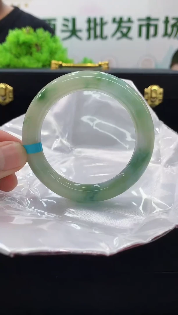 翡翠手镯未镶嵌手镯