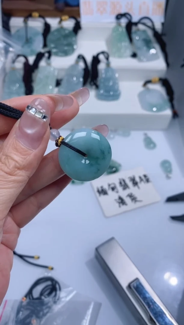 颈饰未镶嵌翡翠吊坠