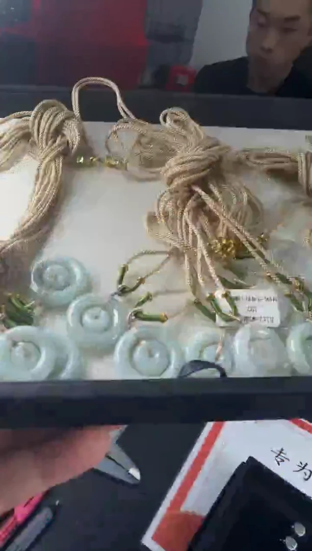 翡翠未镶嵌颈饰30400（多样性发货一个）