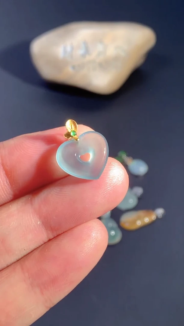 颈饰18K金镶嵌翡翠