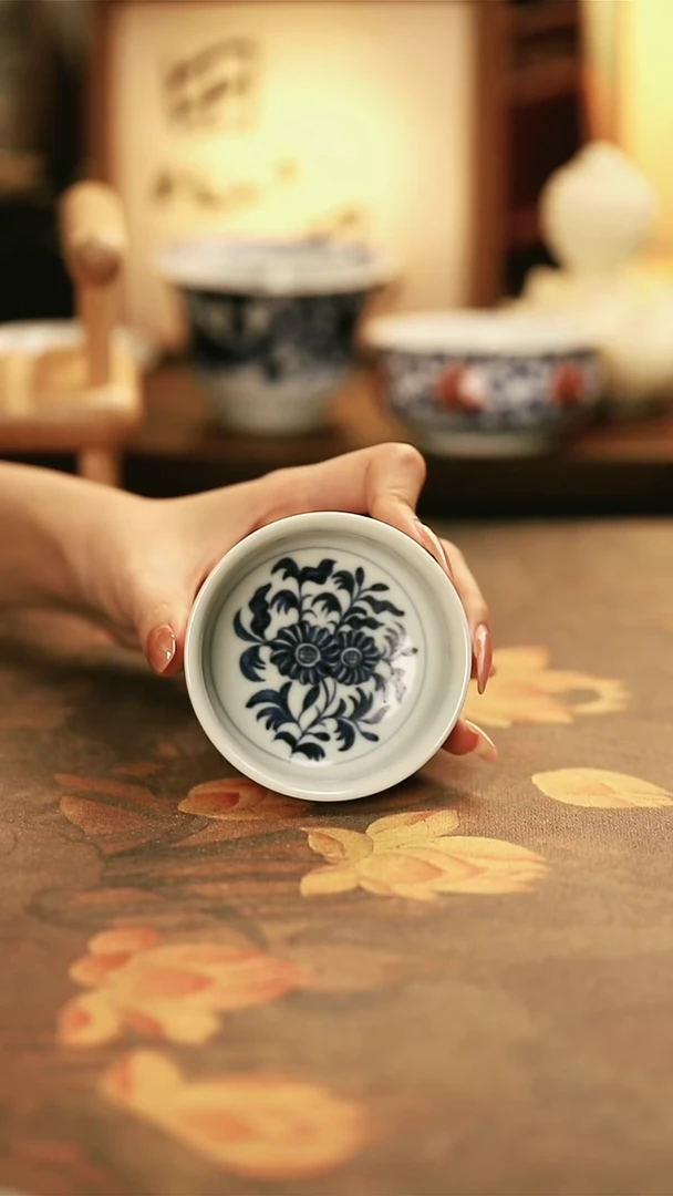 陶瓷内绘菊花炉式杯