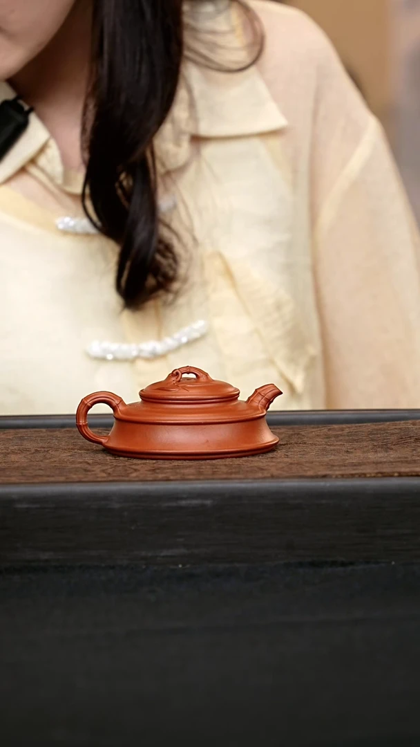 茶壶紫砂扁朱顶壶 一物见春