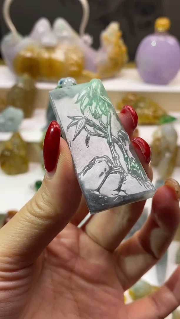 颈饰未镶嵌翡翠果****4翡翠冰乌鸡竹节