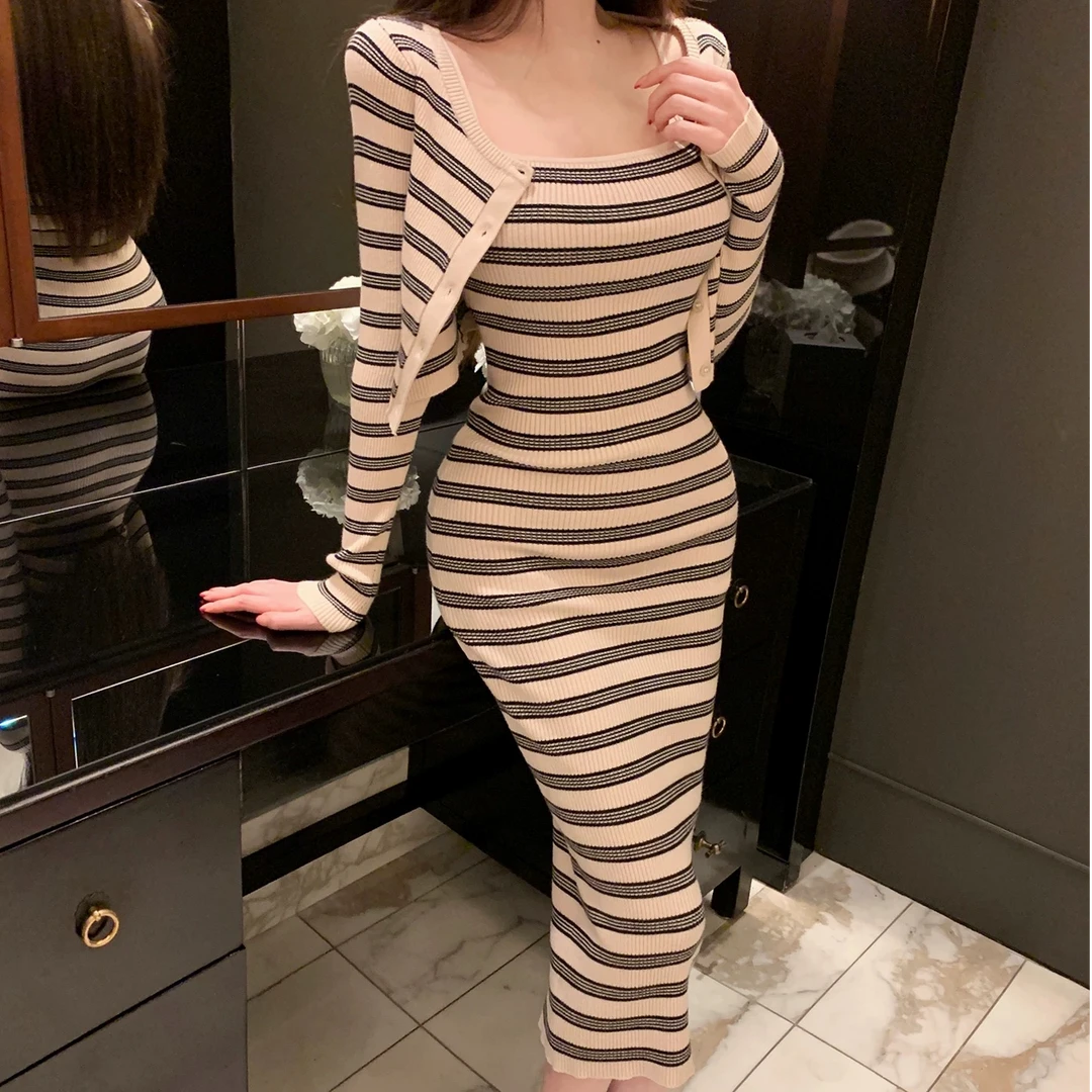 针织条纹吊带连衣裙2025秋冬韩系氛围感修身开衫+吊带长裙套装