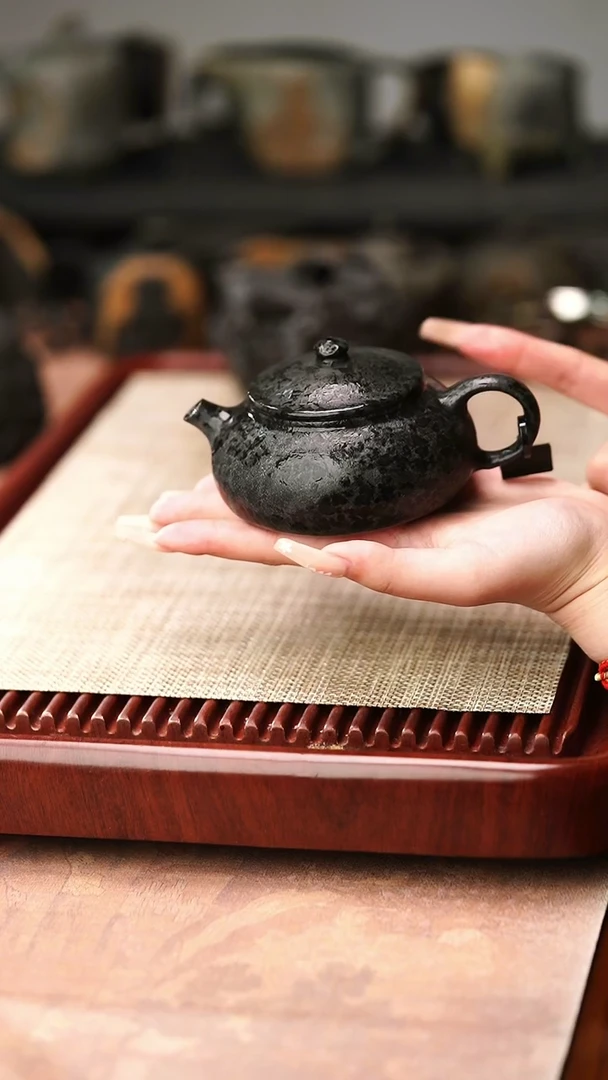 归玉堂冰碛岩重工雕刻黑豹寒江壶220cc