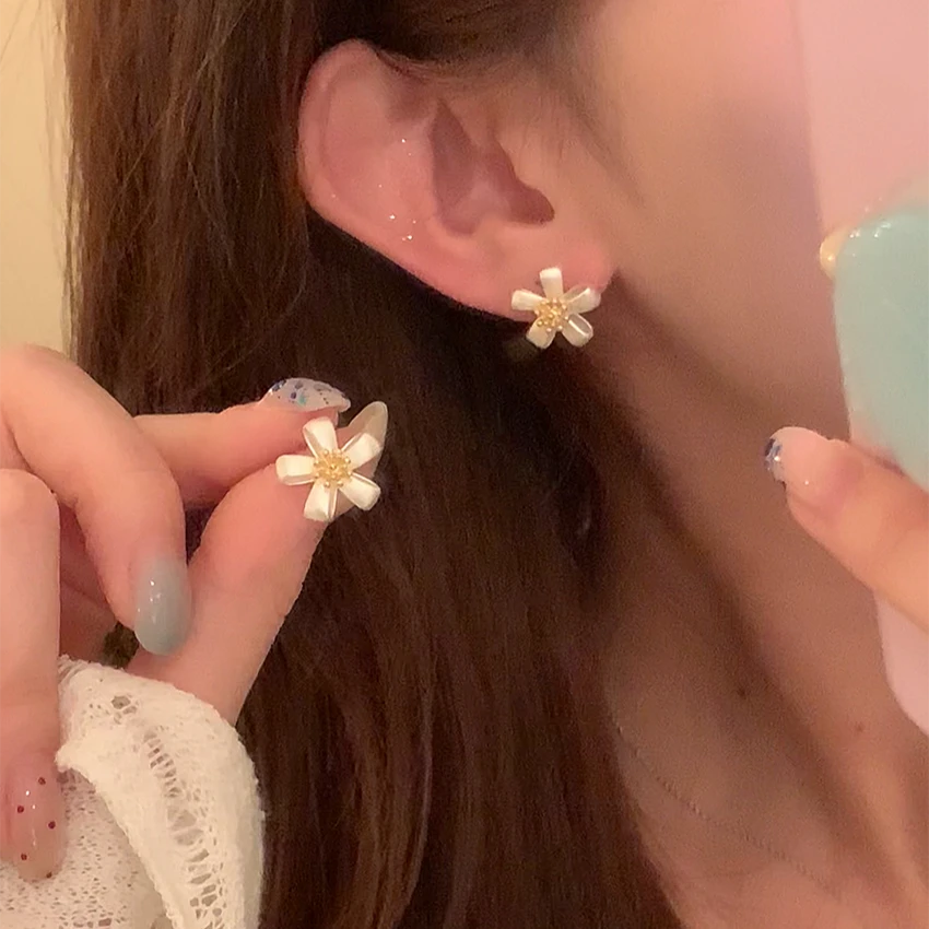 铜合金耳饰 春夏韩系百搭小巧雏菊花朵耳钉女精致甜美耳环耳饰