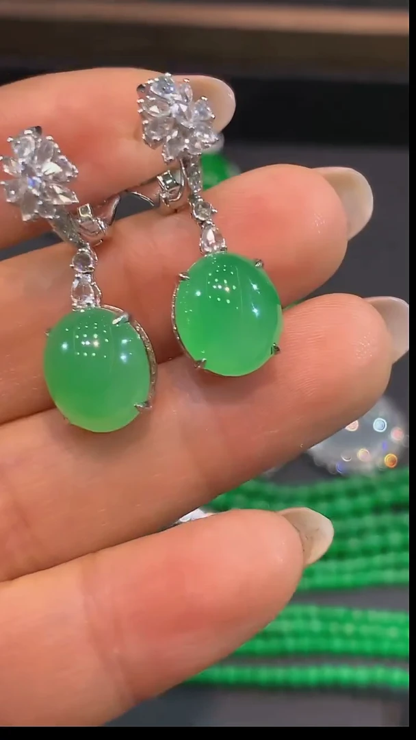 18K金镶嵌翡翠耳饰耳坠