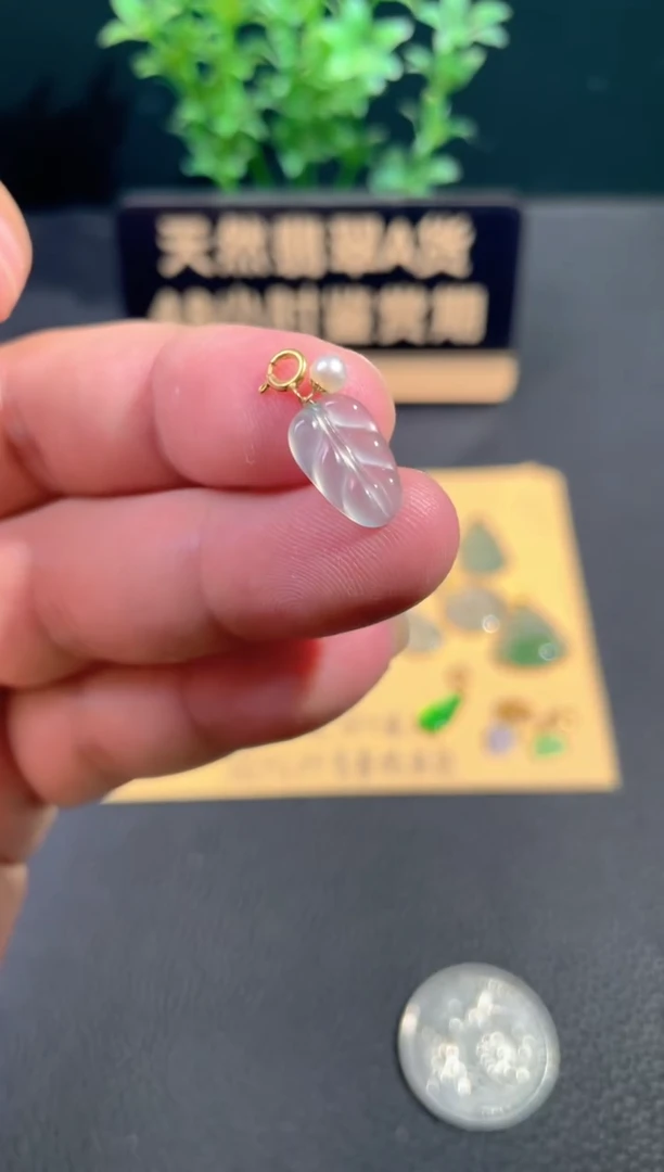 颈饰18K金镶嵌翡翠翡翠