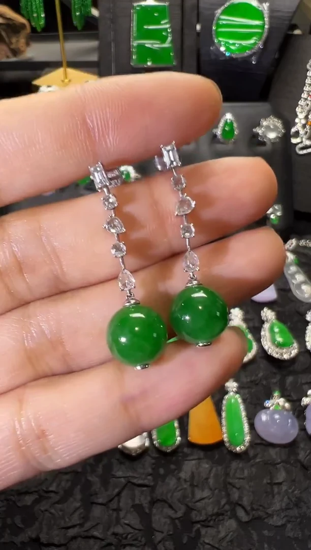 18K金镶嵌翡翠耳饰高冰辣阳绿珠子耳饰