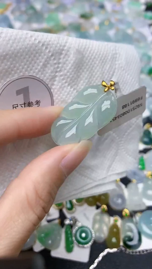 颈饰18K金镶嵌翡翠天然A货翡翠