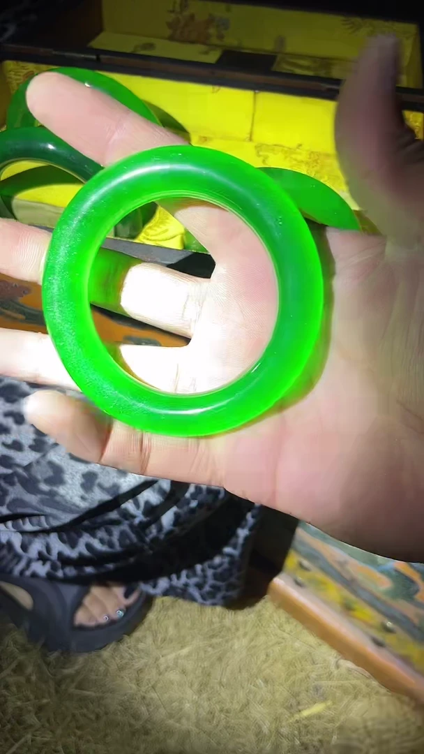 和田玉手镯未镶嵌满绿带棉絮一只