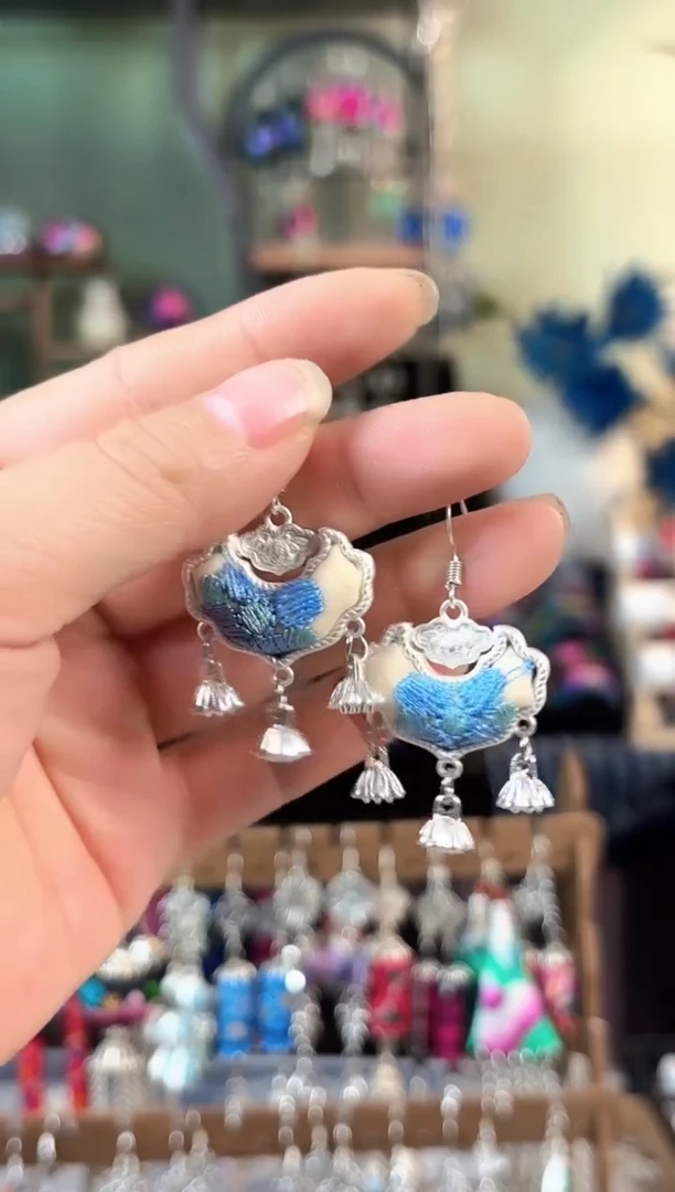 彩云南阁非遗老绣苗银饰品570