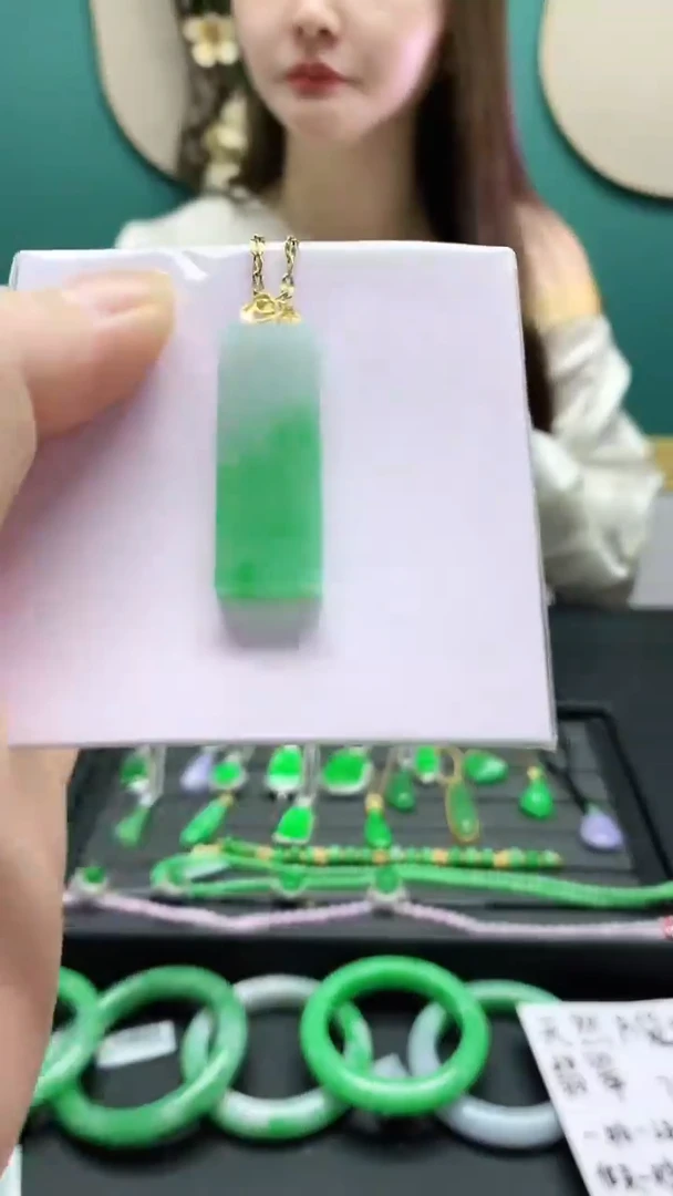 颈饰18K金镶嵌翡翠赠礼盒证书