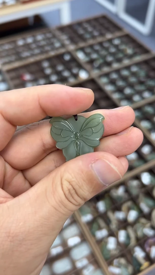 颈饰未镶嵌和田玉蝴蝶