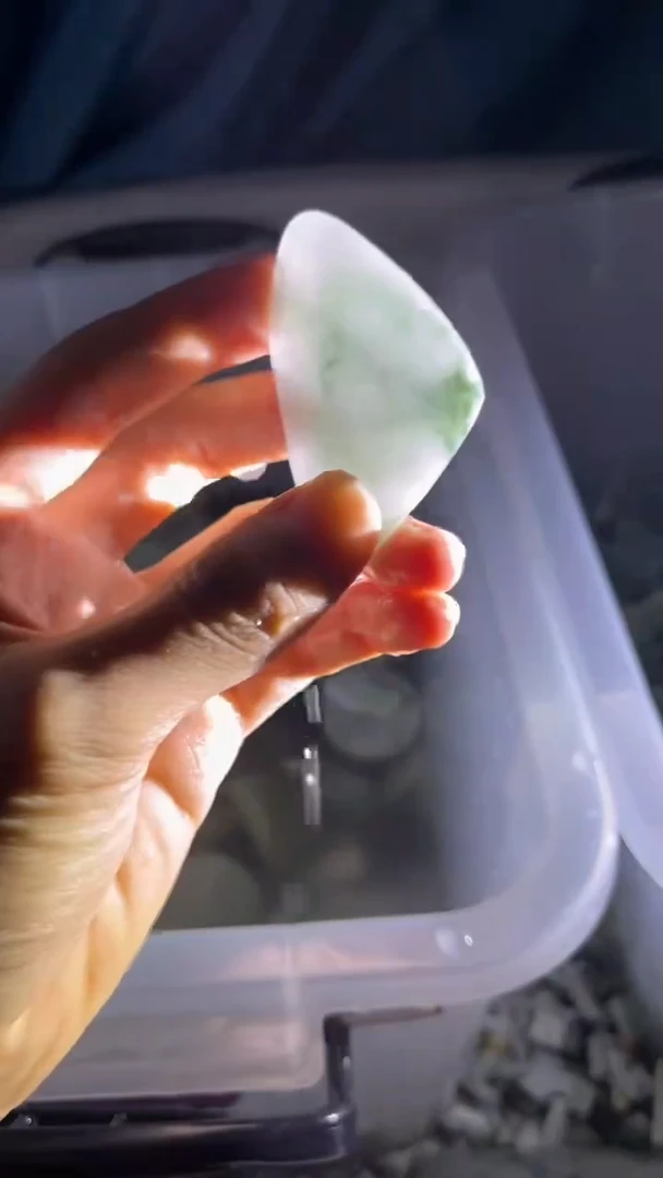 翡翠挂件未镶嵌翡翠