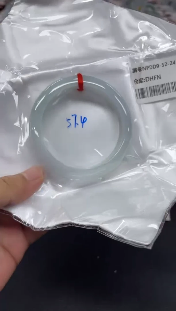 翡翠手镯未镶嵌翡翠手镯