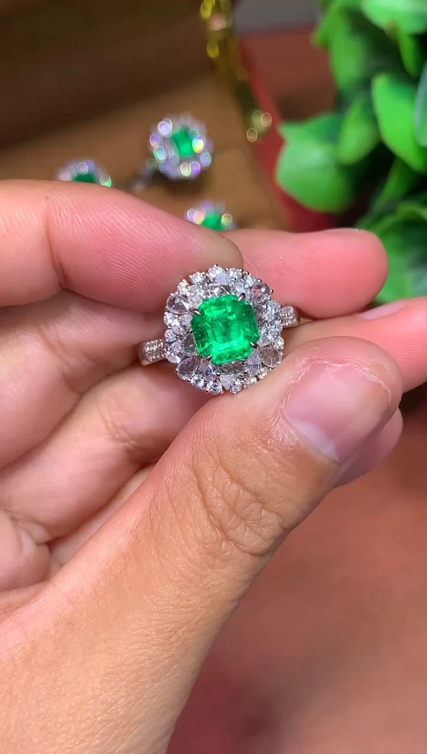 18K金镶嵌戒指祖母绿1.67CT