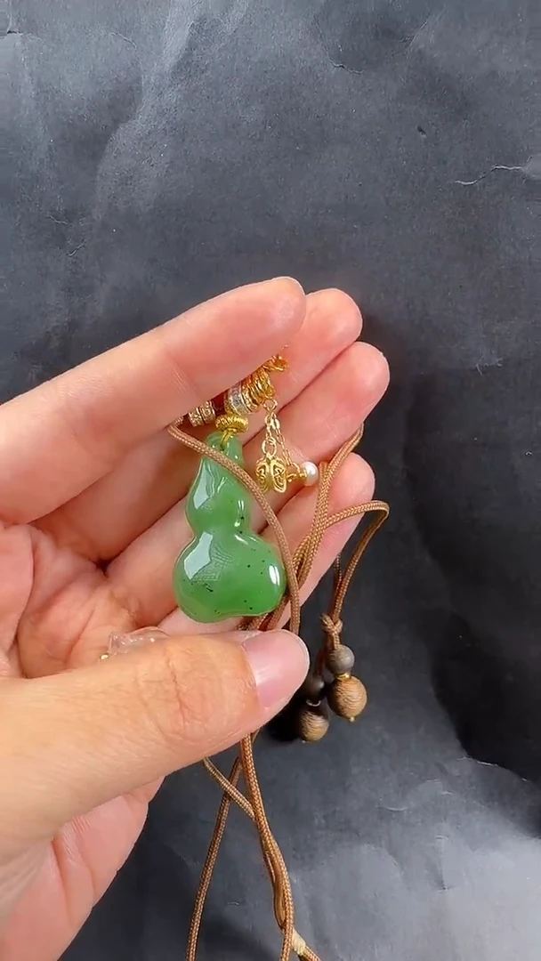 颈饰未镶嵌和田玉吊坠