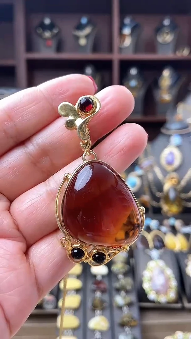 【闪购商品】琥珀颈饰银S925镶嵌吊坠