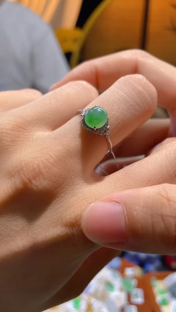 翡翠未镶嵌颈饰戒指