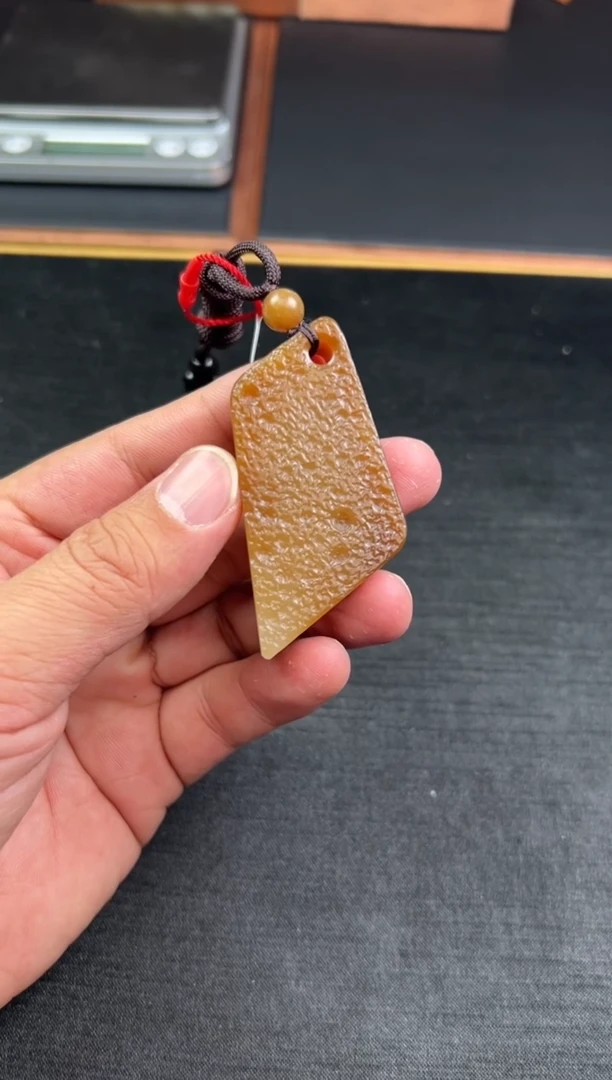 【闪购商品】和田玉吊坠(赠链)未镶嵌且末金山微色差