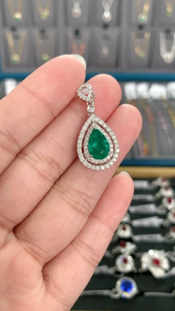 18K金镶嵌吊坠祖母绿·