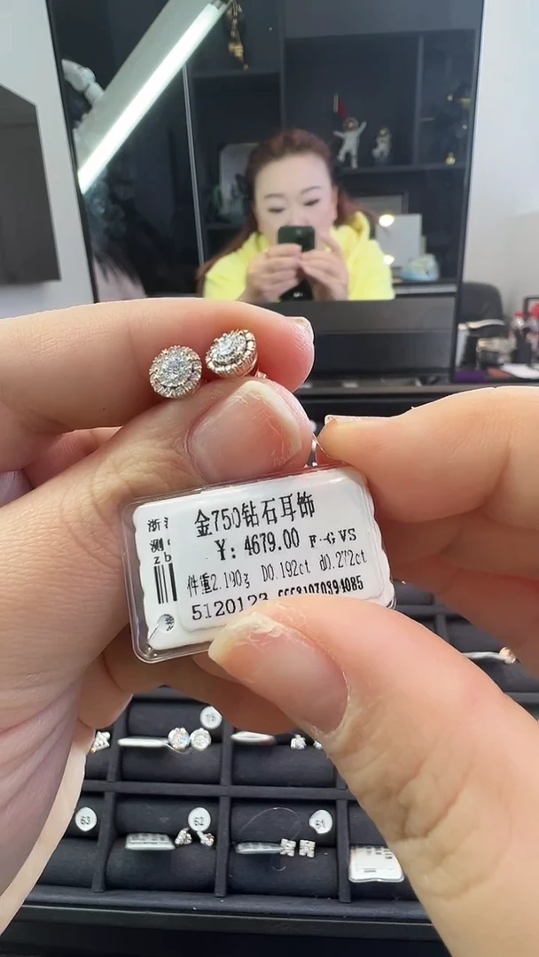 18K金镶嵌耳饰钻石天然真金真钻